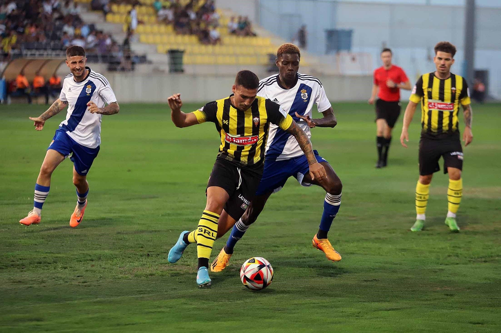 Un momento del Trofeo de la Bella del pasado verano en el Ciudad de Lepe.