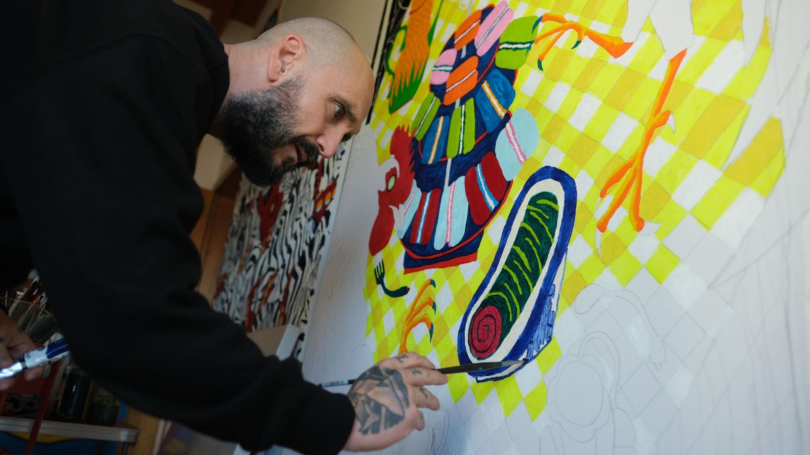 Miguel trabaja en prepara su próximo exposición.