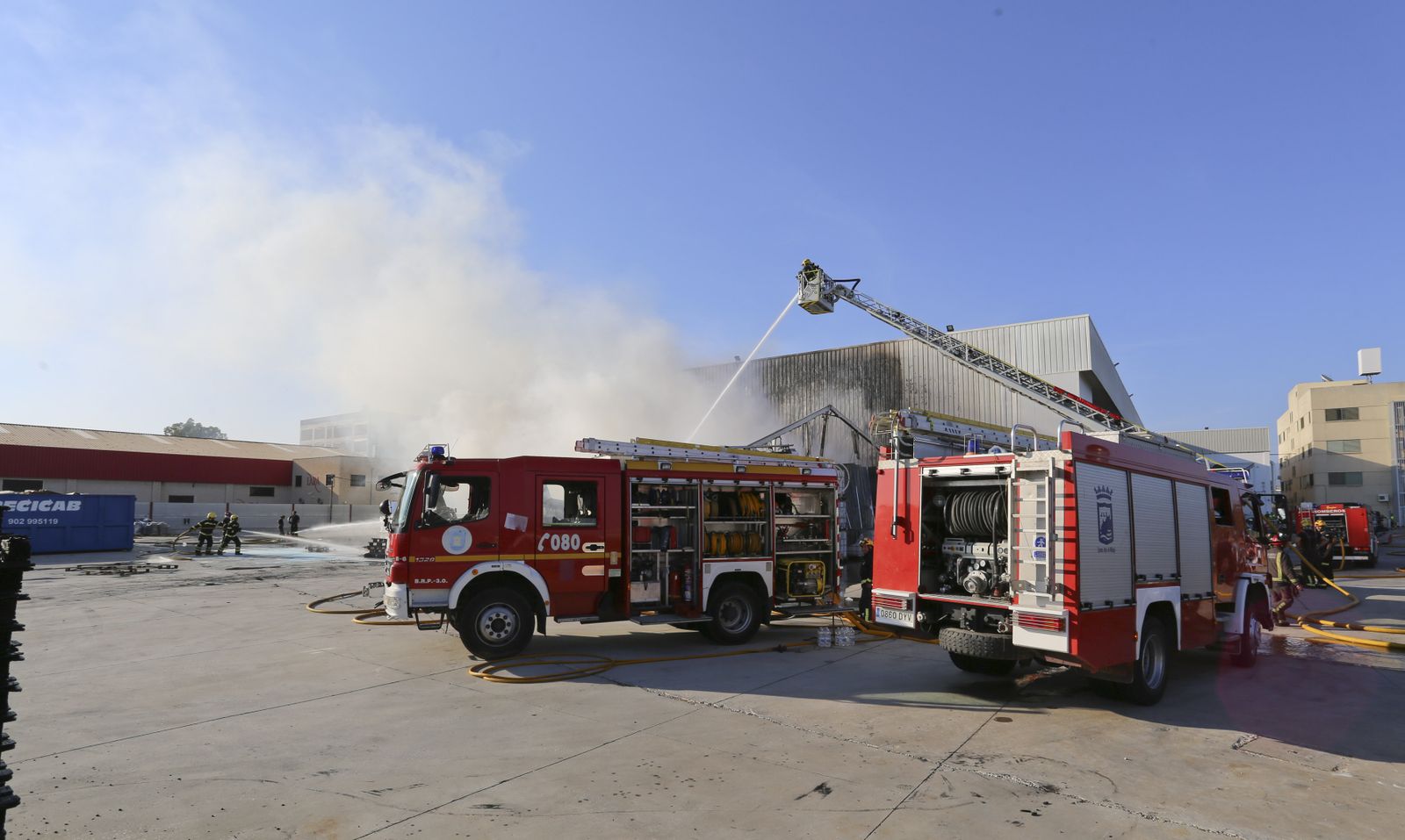 Dos camiones de bomberos en una imagen de archivo.