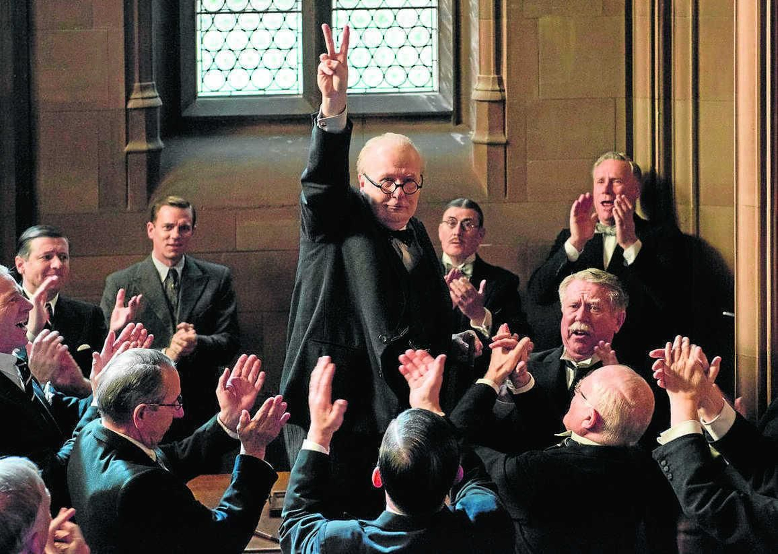 Gary Oldman caracterizado como Churchill en un fotograma de la cinta.