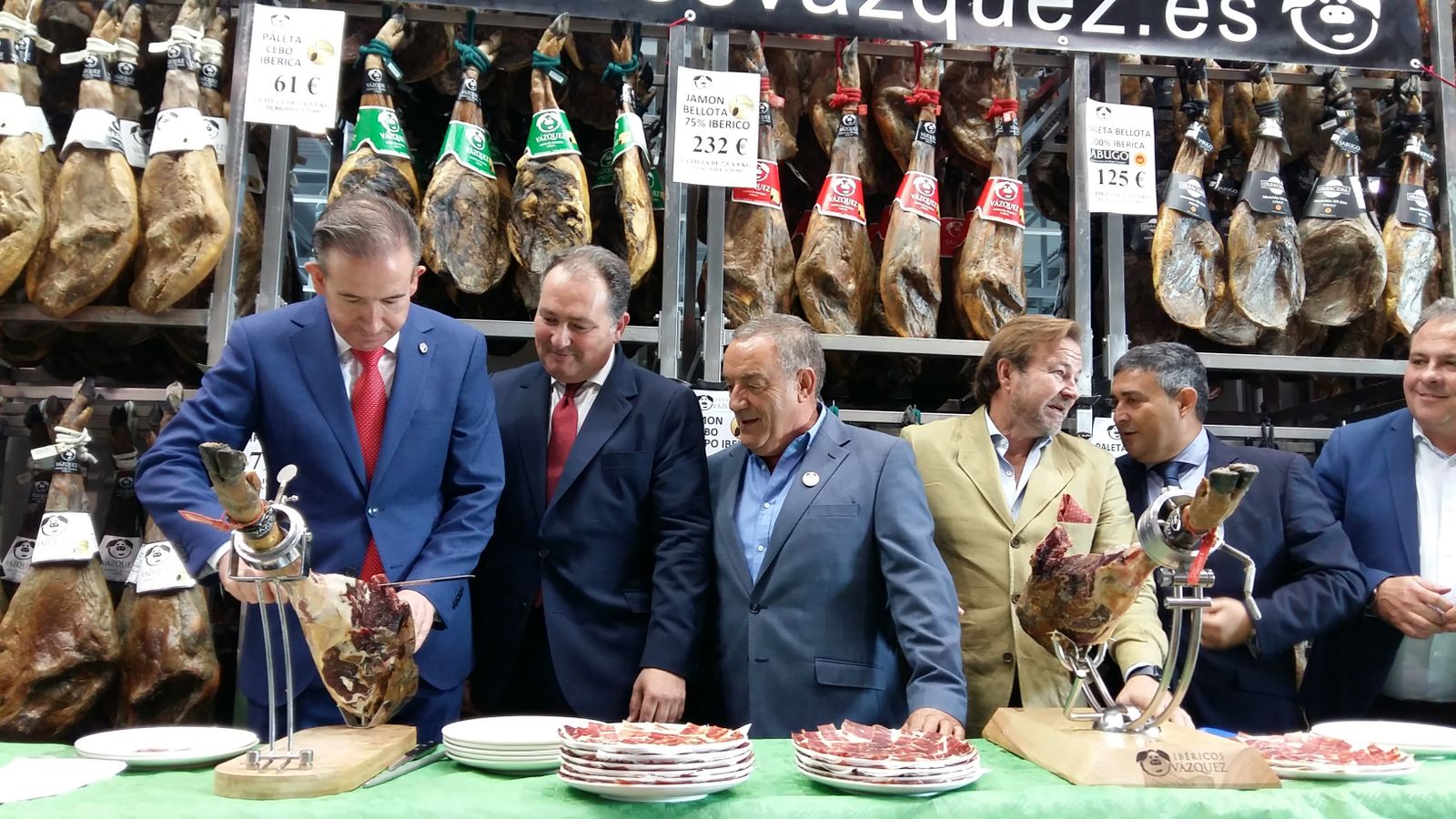 El alcalde de Aracena y el presidente de la Diputación en la inauguración de la feria.