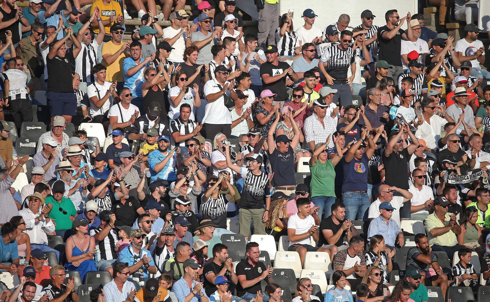 Fotos de la afición durante el Balona - Córdoba en el estadio municipal de La Línea