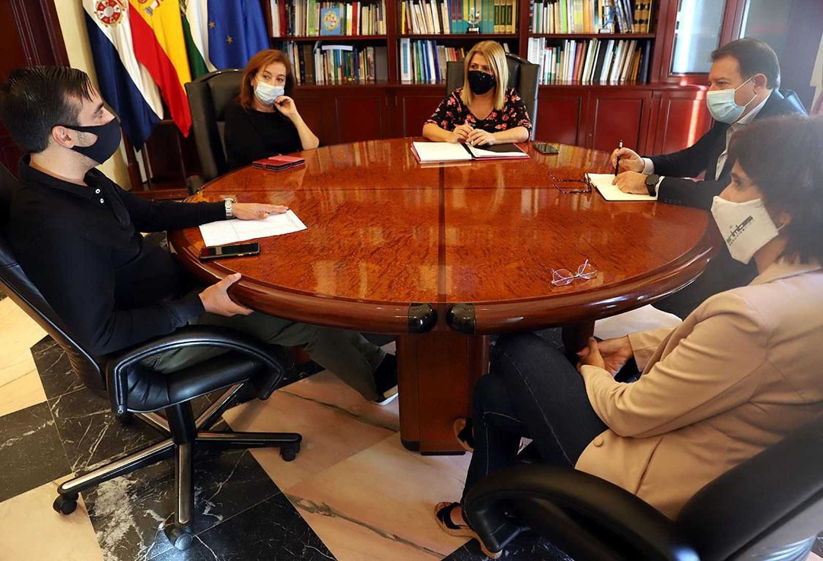 Mamen Sánchez, en la reunión con Antonio Mariscal junto a Isabel Gallardo, José Antonio Díaz y Amparo Bou.