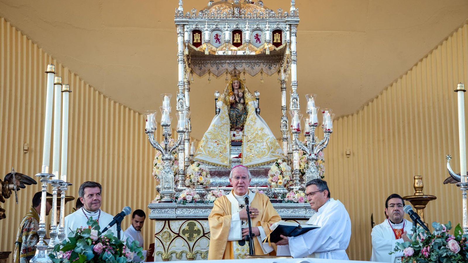 La misa estacional estuvo presidida por el arzobispo de Sevilla.