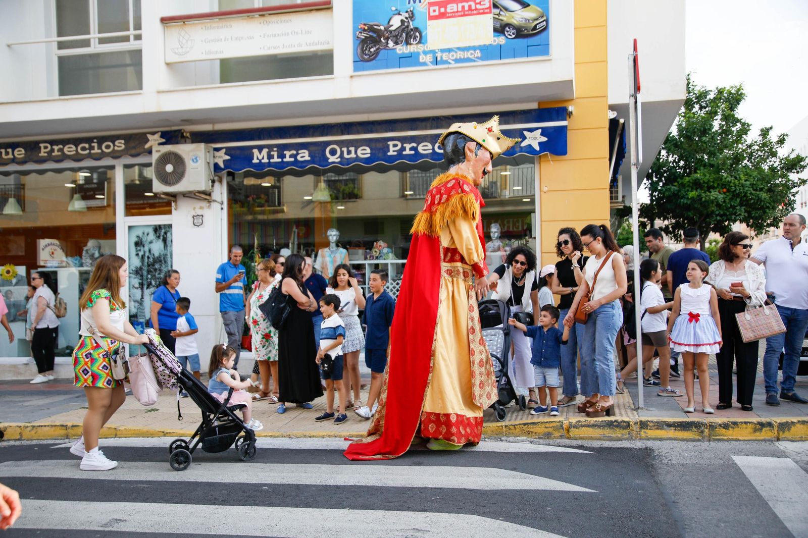 Desfile de Gigantes y Cabezudos de Vera, en imágenes