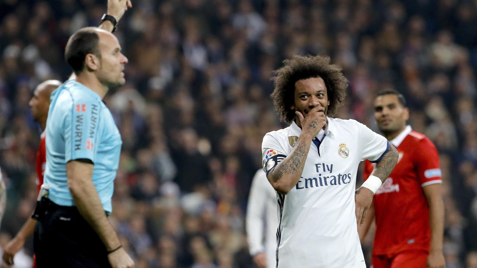 Mateu Lahoz amonesta a Marcelo.