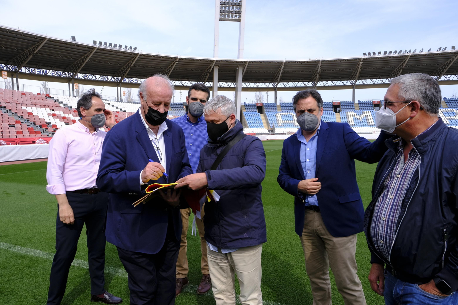 Fotogalería de la visita de Vicente del Bosque al equipo Genuine de la Fundación U.D. Almería