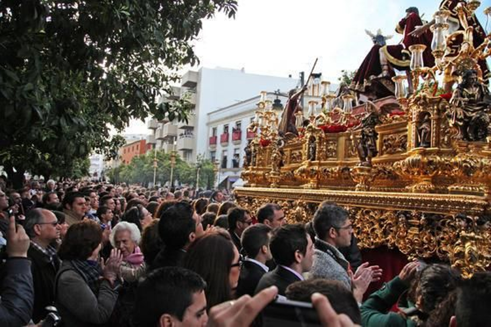 El público aplaude las evoluciones costaleras en la calle Arcos. Las cofradías, ya se ve, ayudaron a calentar el gélido ambiente.

Foto: Vanesa Lobo