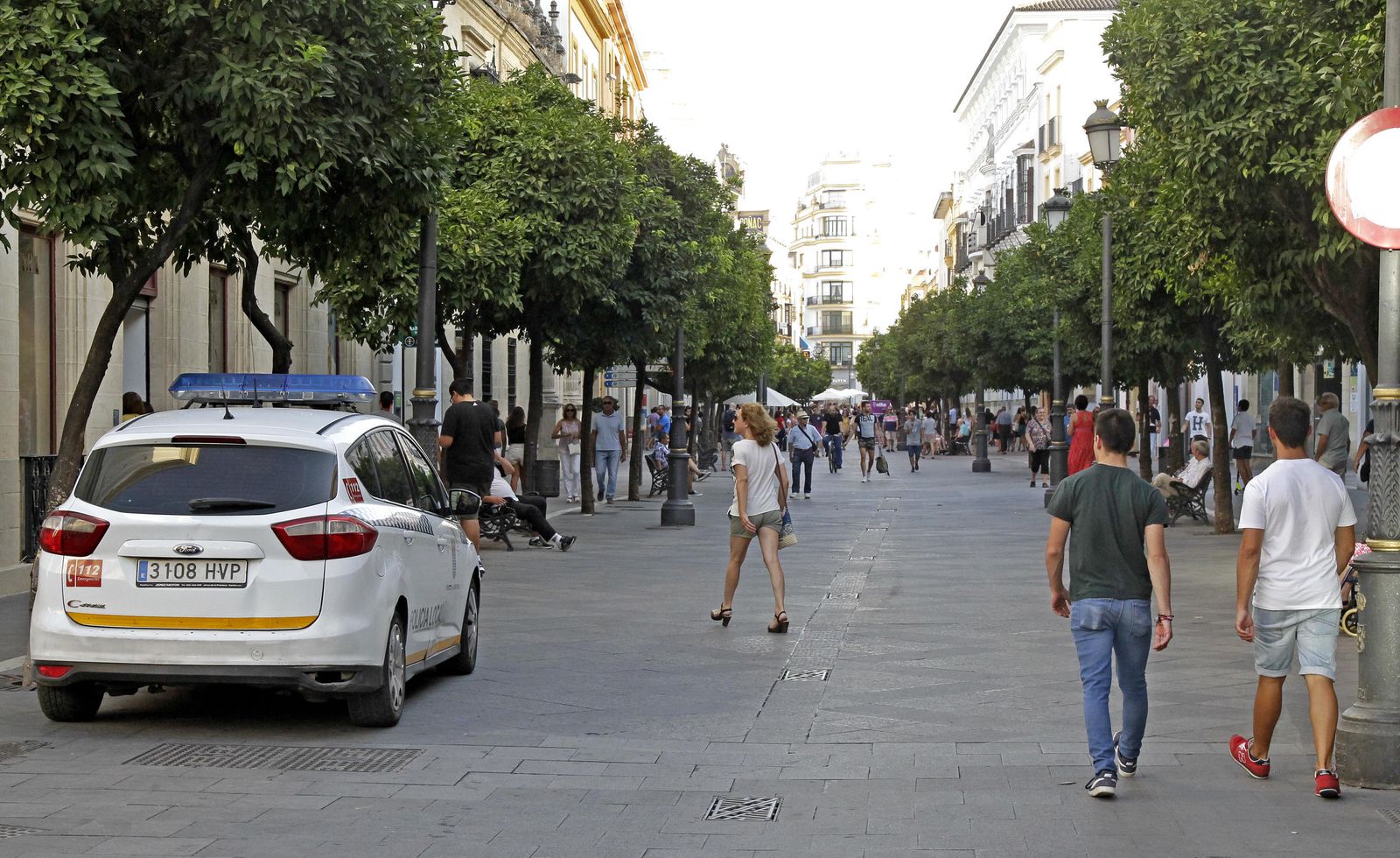 Aspecto que presentaba ayer por la tarde la calle Larga, con vigilancia policial.