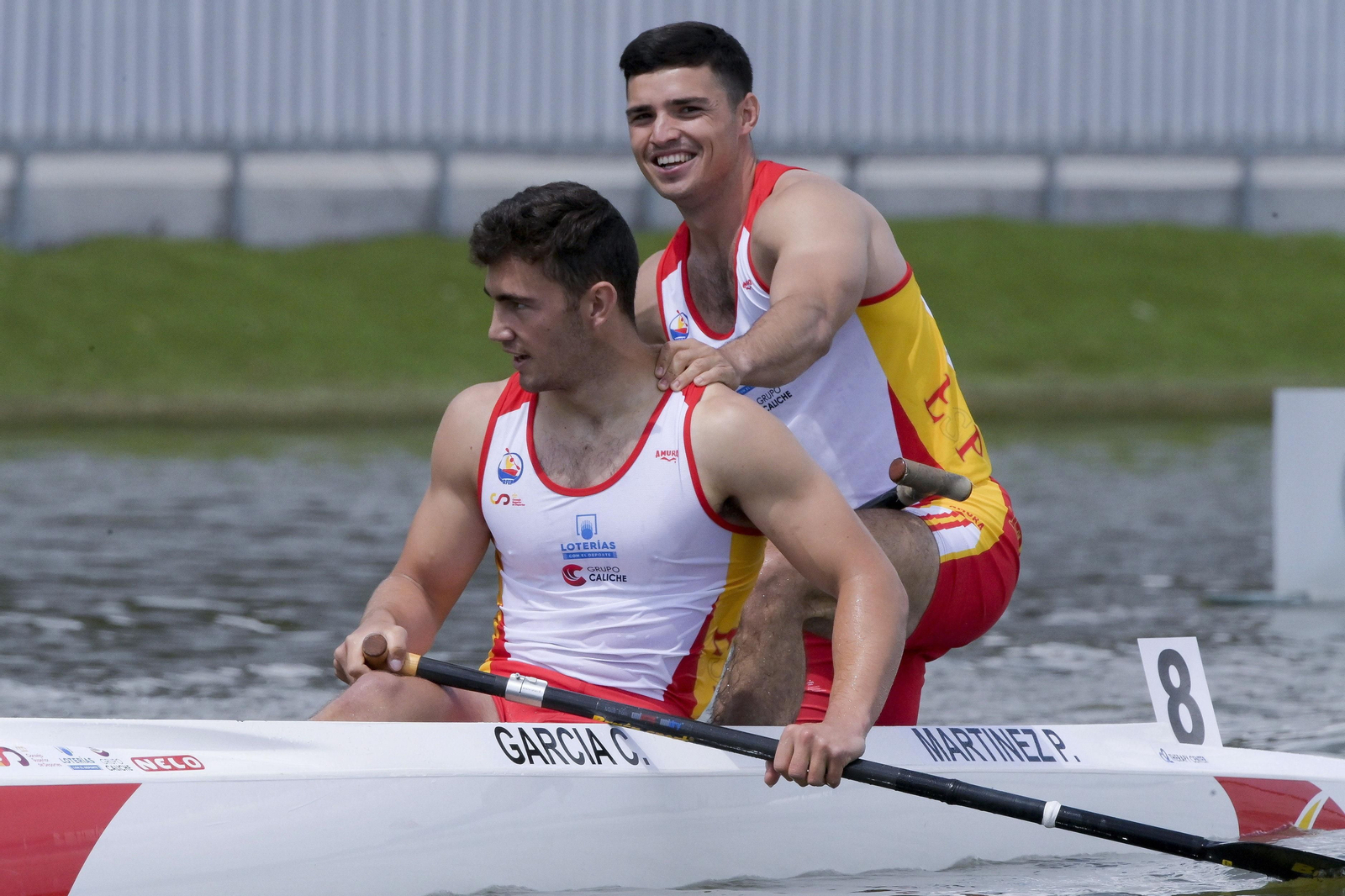 Tano García de la Borbolla y Pablo Martínez festejan su oro en el C2 500 en la Copa del Mundo.