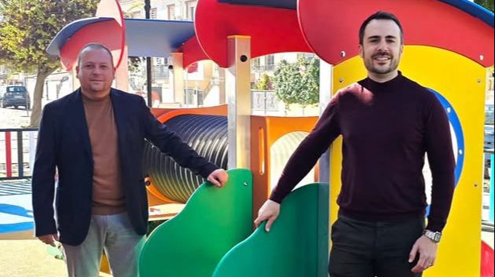 El alcalde y el concejal de Obras y Servicios de Cúllar Vega en el nuevo parque infantil.