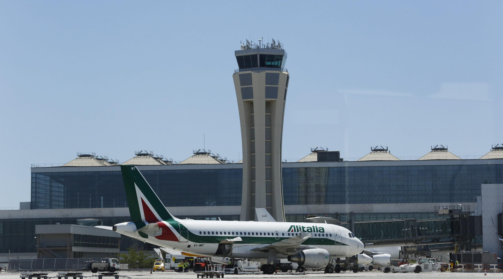 Un avión estacionado cerca de la torre de control del aeropuerto de Málaga. Un avión estacionado cerca de la torre de control del aeropuerto de Málaga.