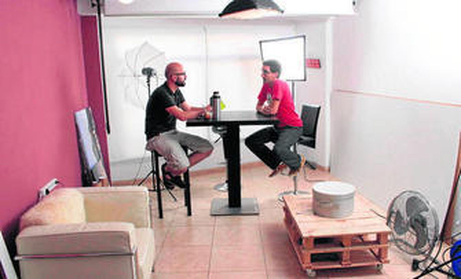 Mariano Carmona y Curro Vallejo en una de las habitaciones, convertible en estudio fotográfico.