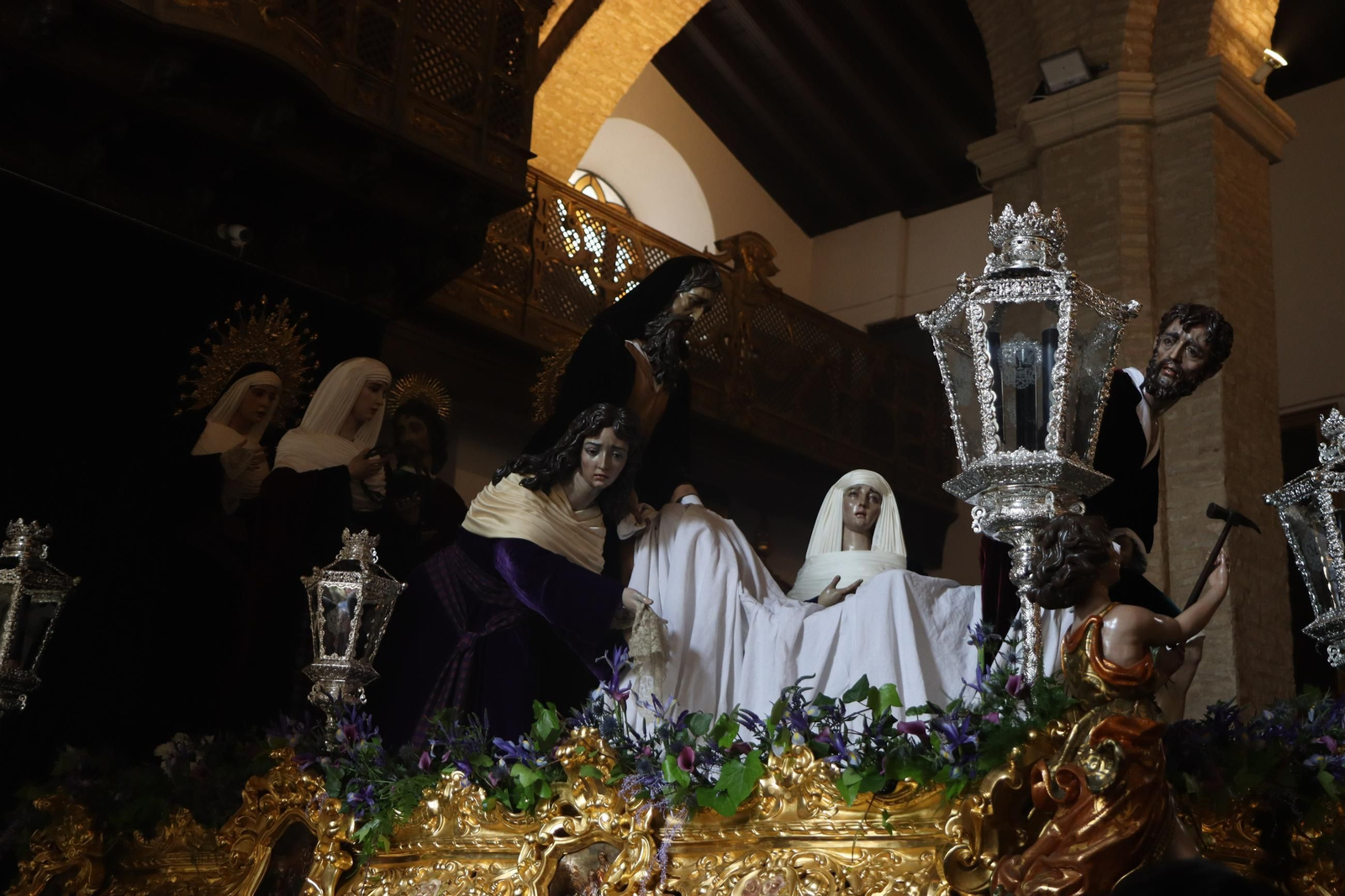 Sevilla acaricia la Semana Santa en un Domingo de Pasión lleno de cultos
