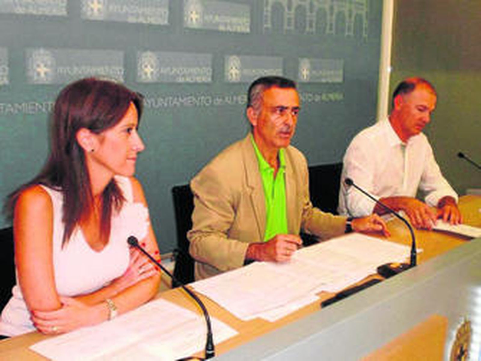 Déborah Serón, Juan Carlos Usero y Joaquín Jiménez en comparecencia en el Ayuntamiento de Almería.