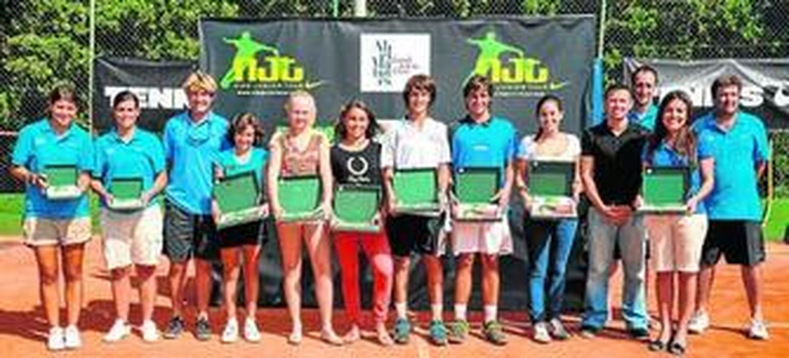 Carlos Dívar, séptimo por la izquierda, recoge el galardón del Masters Nacional.