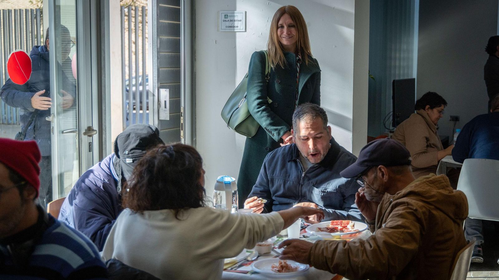 Susana Ortega, directora de Programas de Faisem, pasa junto a una de las mesas del comedor.