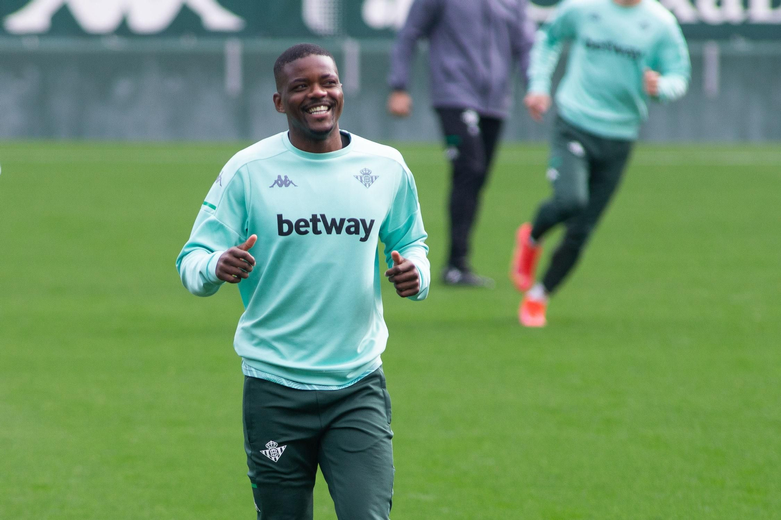 William Carvalho, sonriente, en un entrenamiento del Betis.