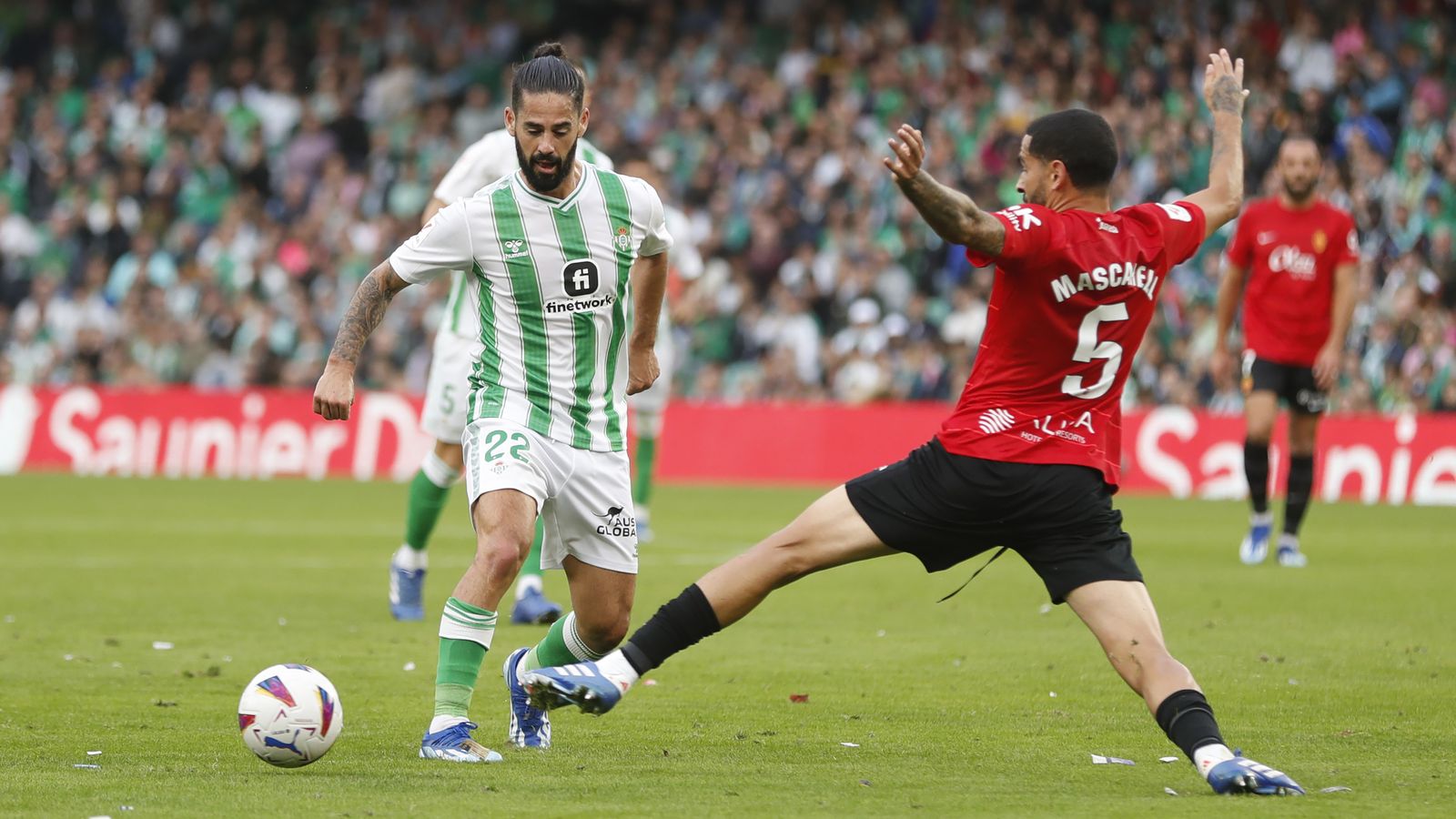 Isco supera a Omar Mascarell en el centro del campo.
