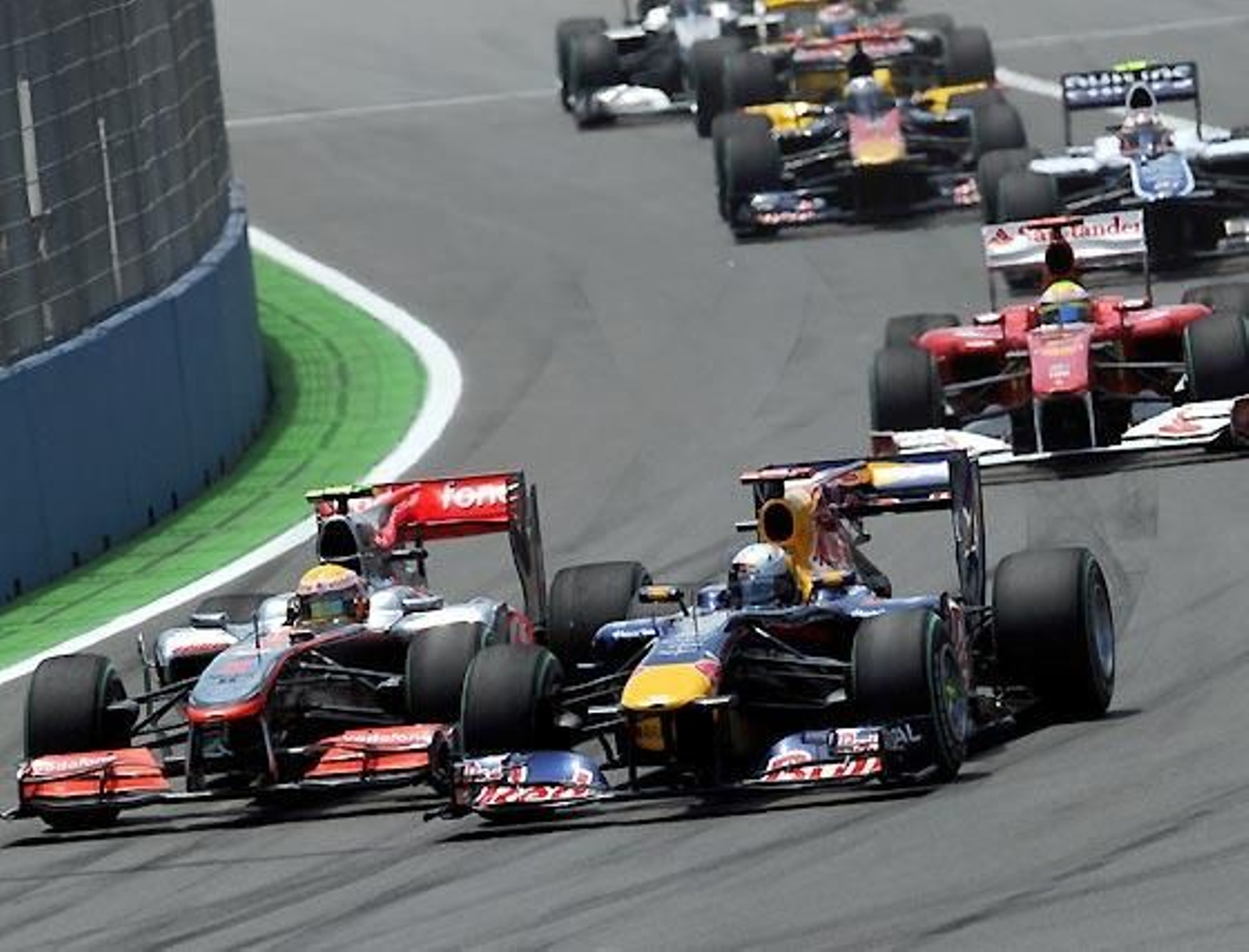 Sebastian Vettel (Red Bull) y Lewis Hamilton (McLaren), en los primeros compases del Gran Premio de Europa.

Foto: Afp Photo / Reuters / Efe