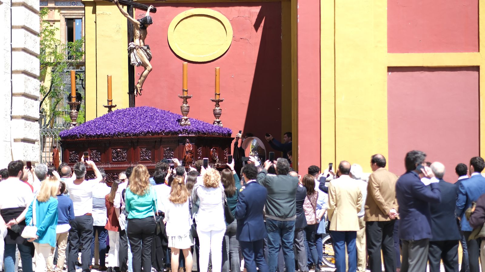 El Cristo de la Buena Muerte de los Estudiantes llegando a la capilla universitaria