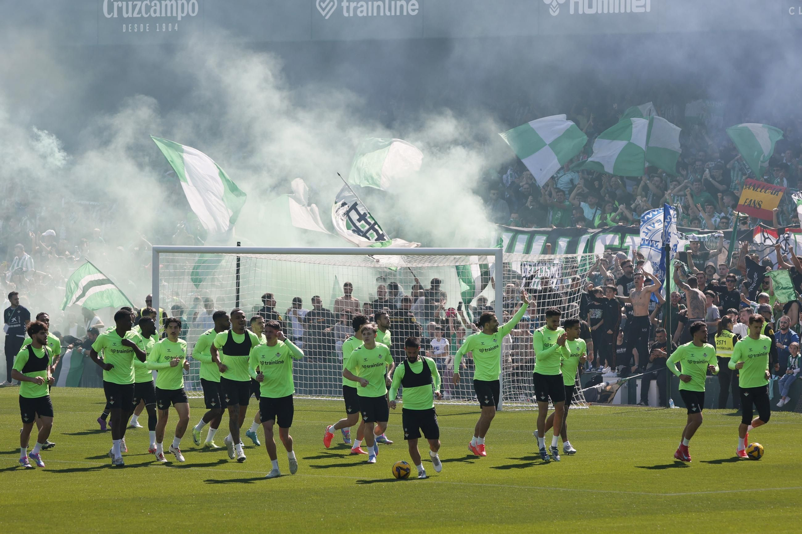 Las imágenes del gran ambiente en el entrenamiento del Betis