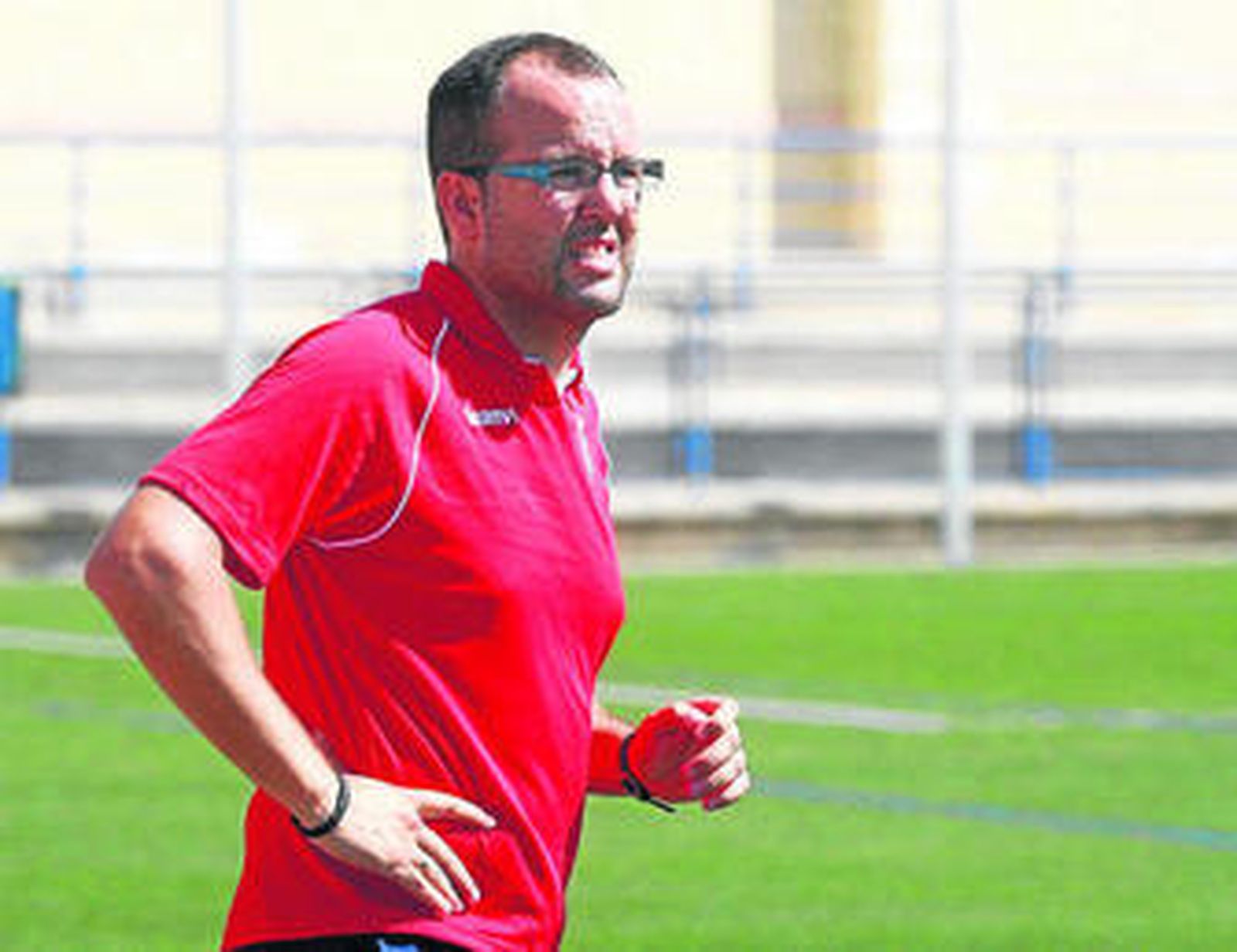 Antonio Jesús Falcón sigue, atentamente, un partido del Antoniano de la presente temporada.