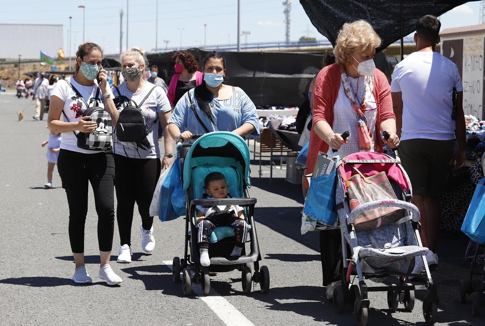 Imágenes del Mercadillo de Huelva en su nueva ubicación