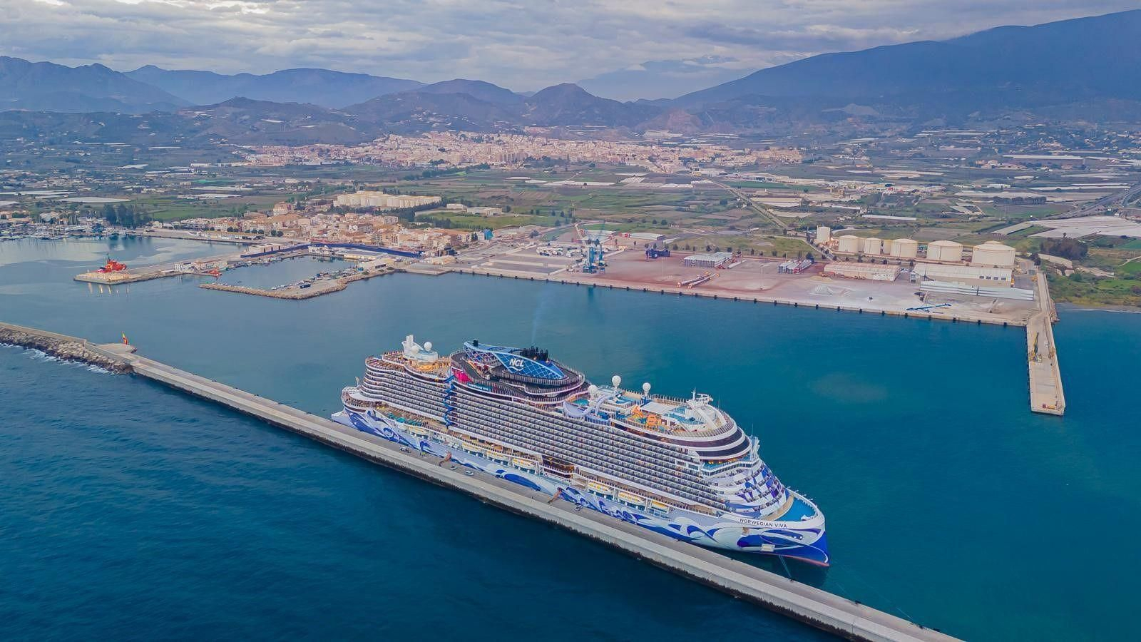Un crucero en el Puerto de Motril con la dársena y la ciudad al fondo