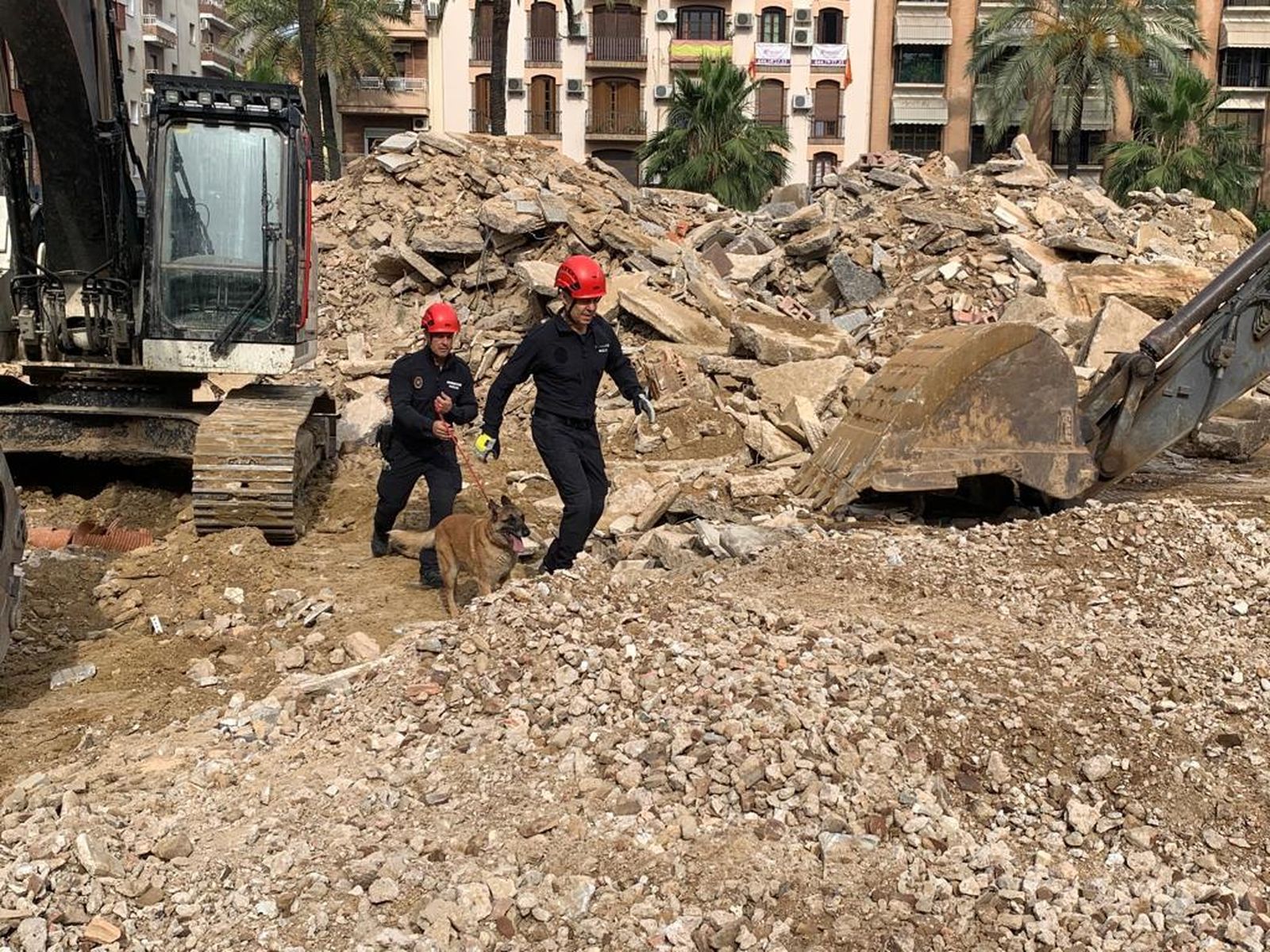 Bomberos de la Unidad Canina durante el simulacro.