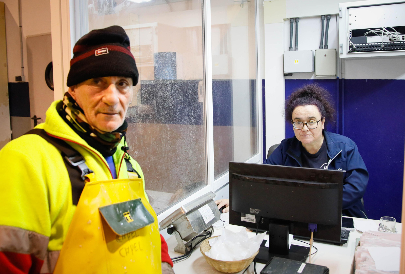 Te contamos en imágenes como ha sido la descarga de las traiñas en la lonja de Almería
