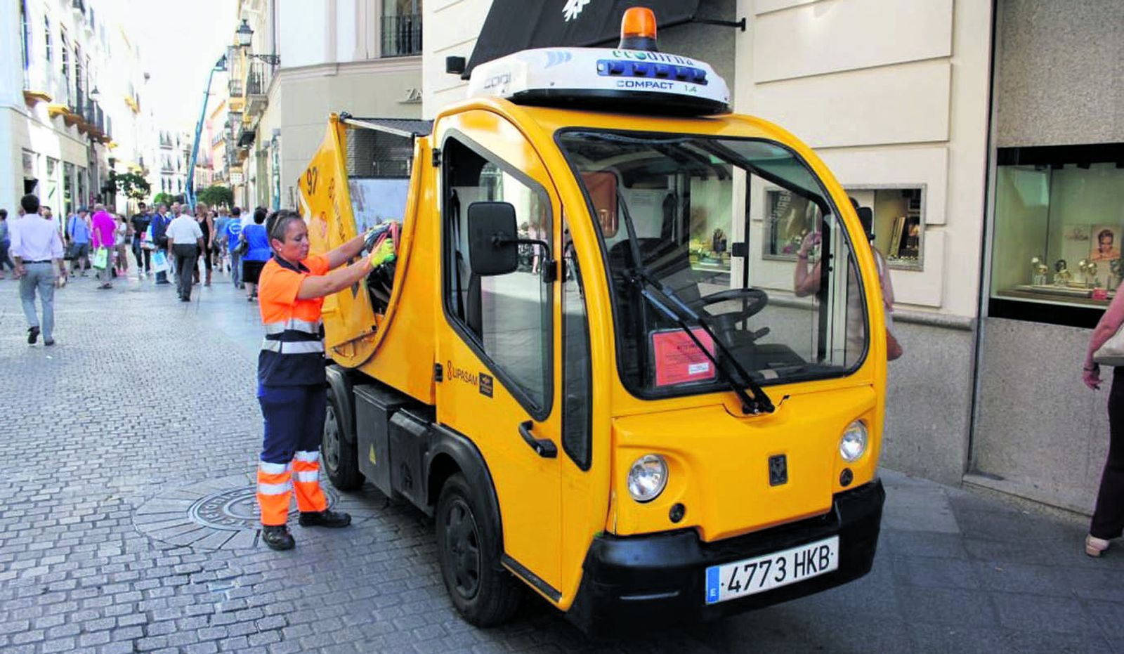 Uno de los vehículos eléctricos que operan en la flota de Lipasam.