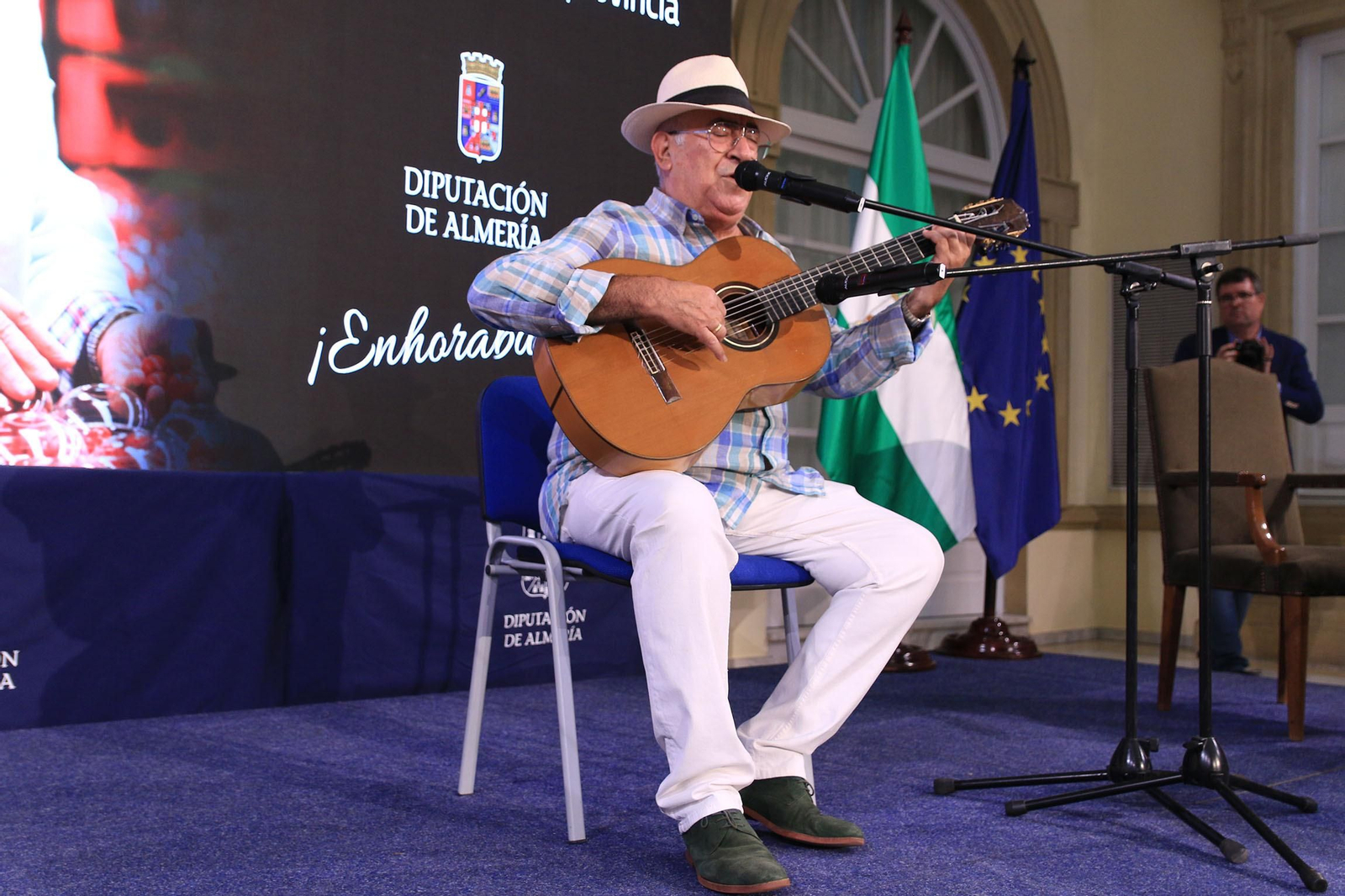 La diputación impone el Escudo de la Provincia a Pedro Caparrós