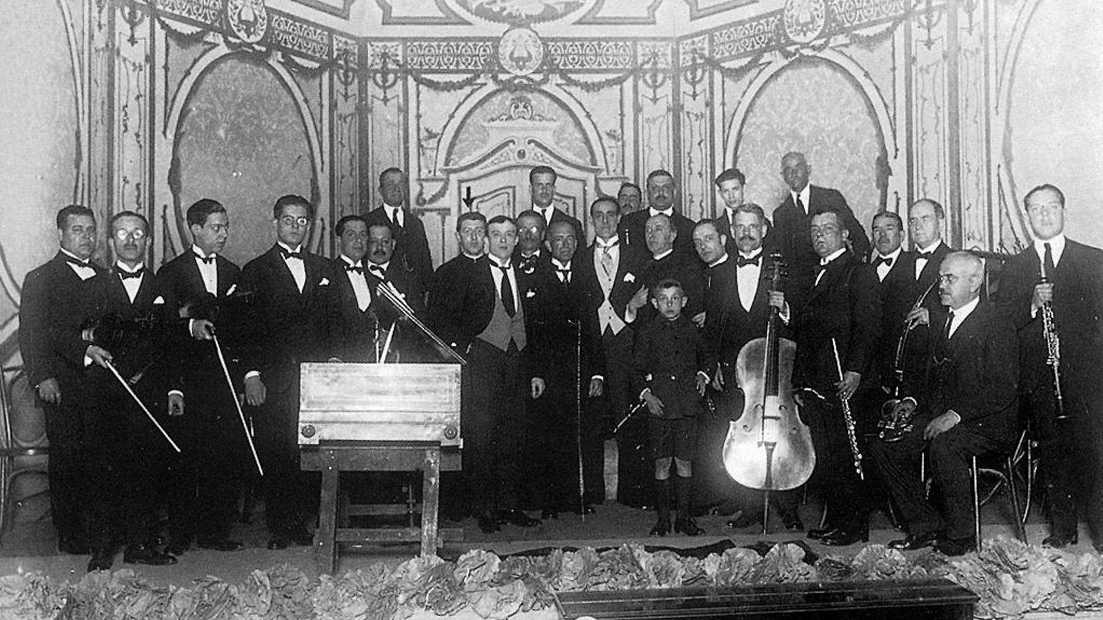 Los músicos que estrenaron en 1923 'El retablo de Maese Pedro' de Falla. En la imagen de la izquierda, Ernesto Halffter. Los músicos que estrenaron en 1923 'El retablo de Maese Pedro' de Falla. En la imagen de la izquierda, Ernesto Halffter.