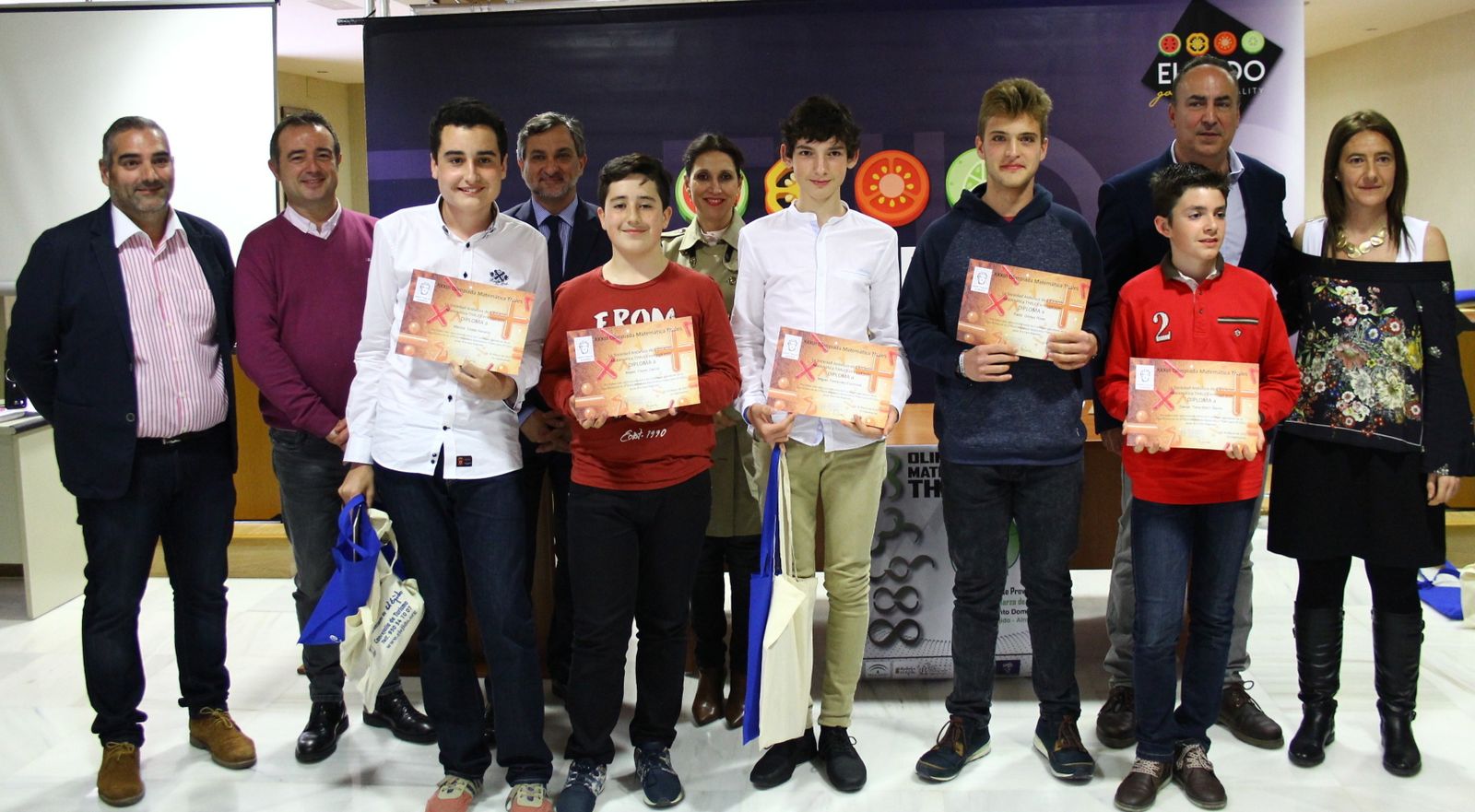 Posando con los cinco estudiantes clasificados para el provincial.