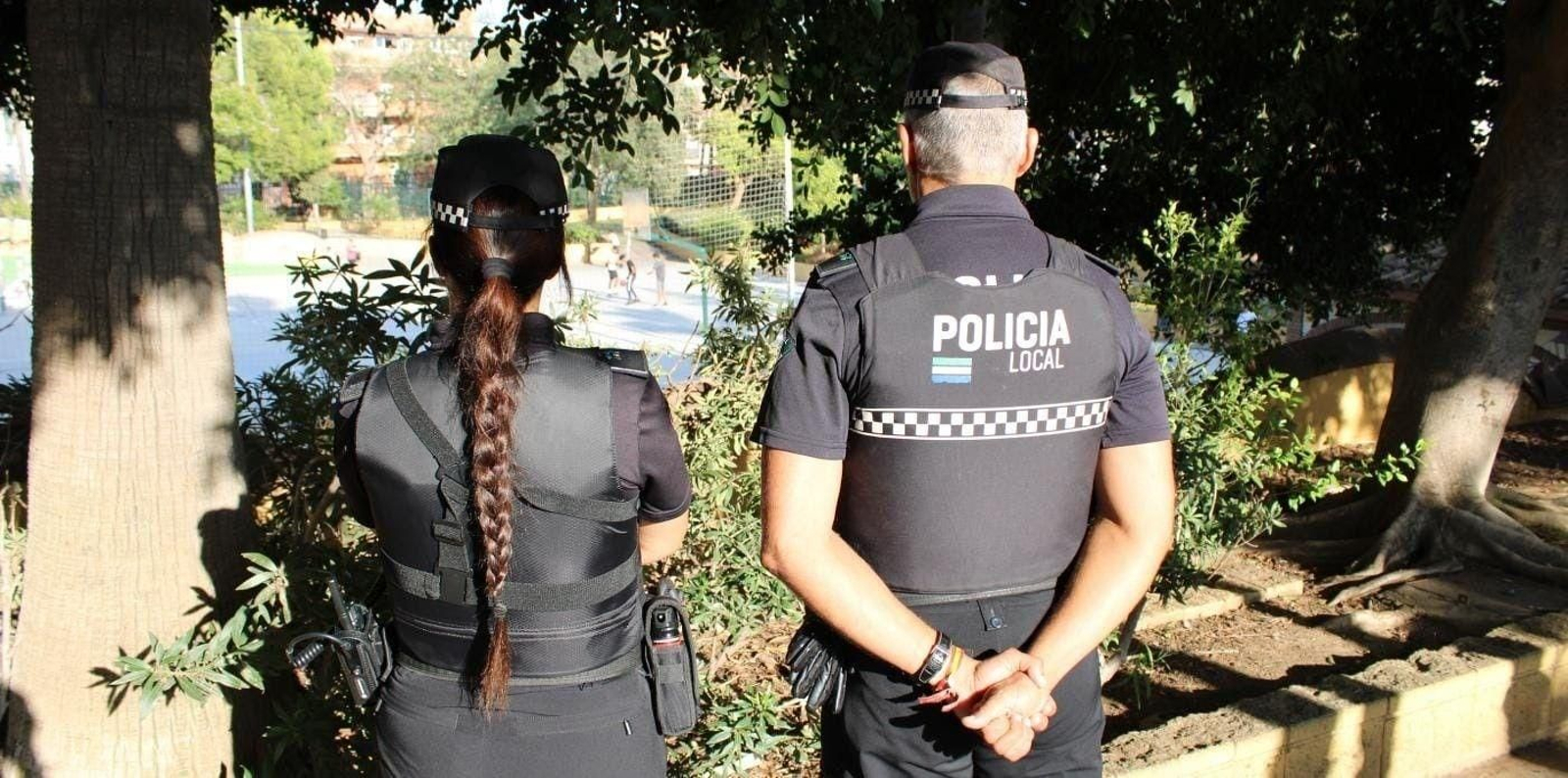Dos agentes de la Policía Local de Mijas. Dos agentes de la Policía Local de Mijas.