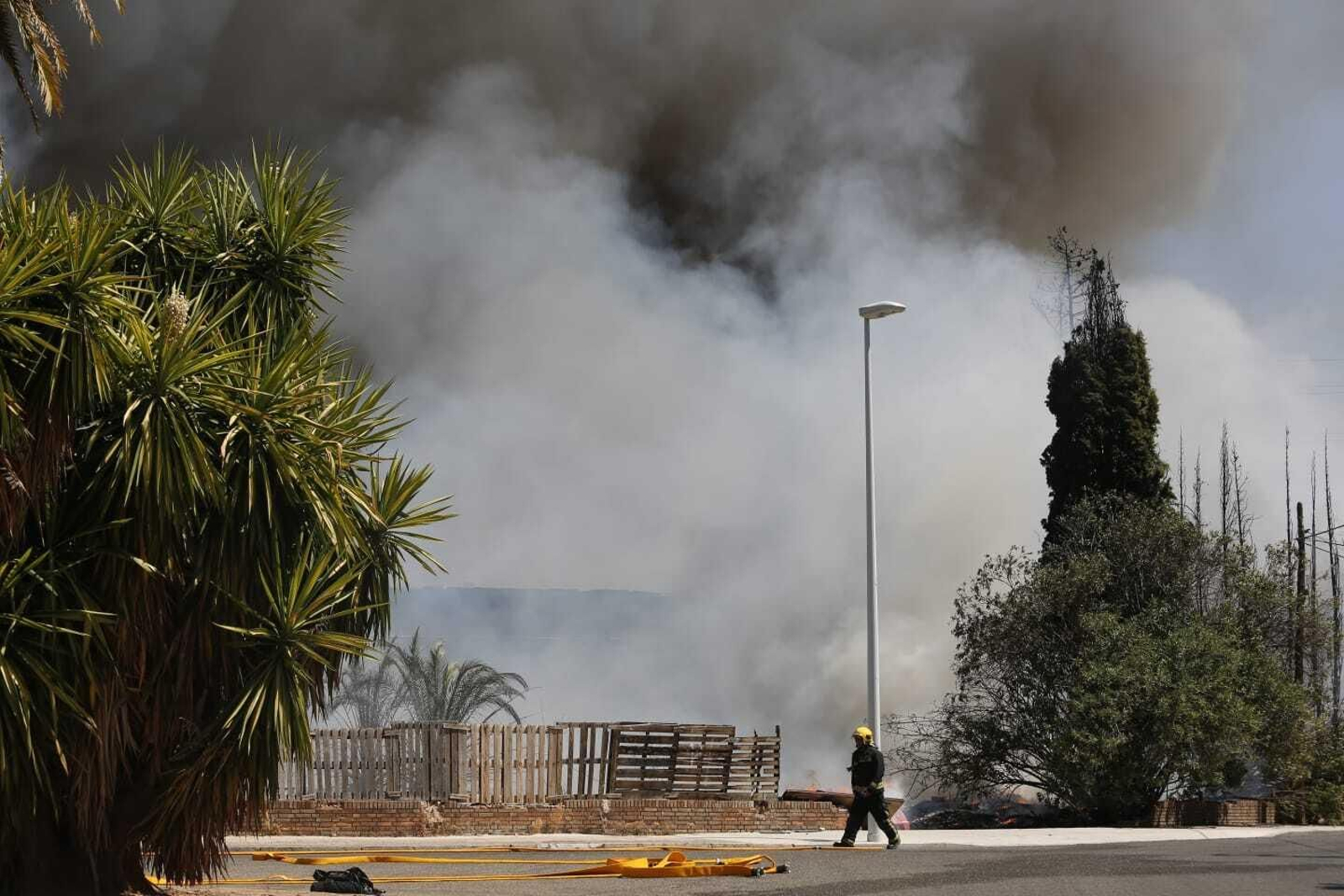 El incendio en el campamento chabolista del polígono de Chinales de Córdoba, en imágenes