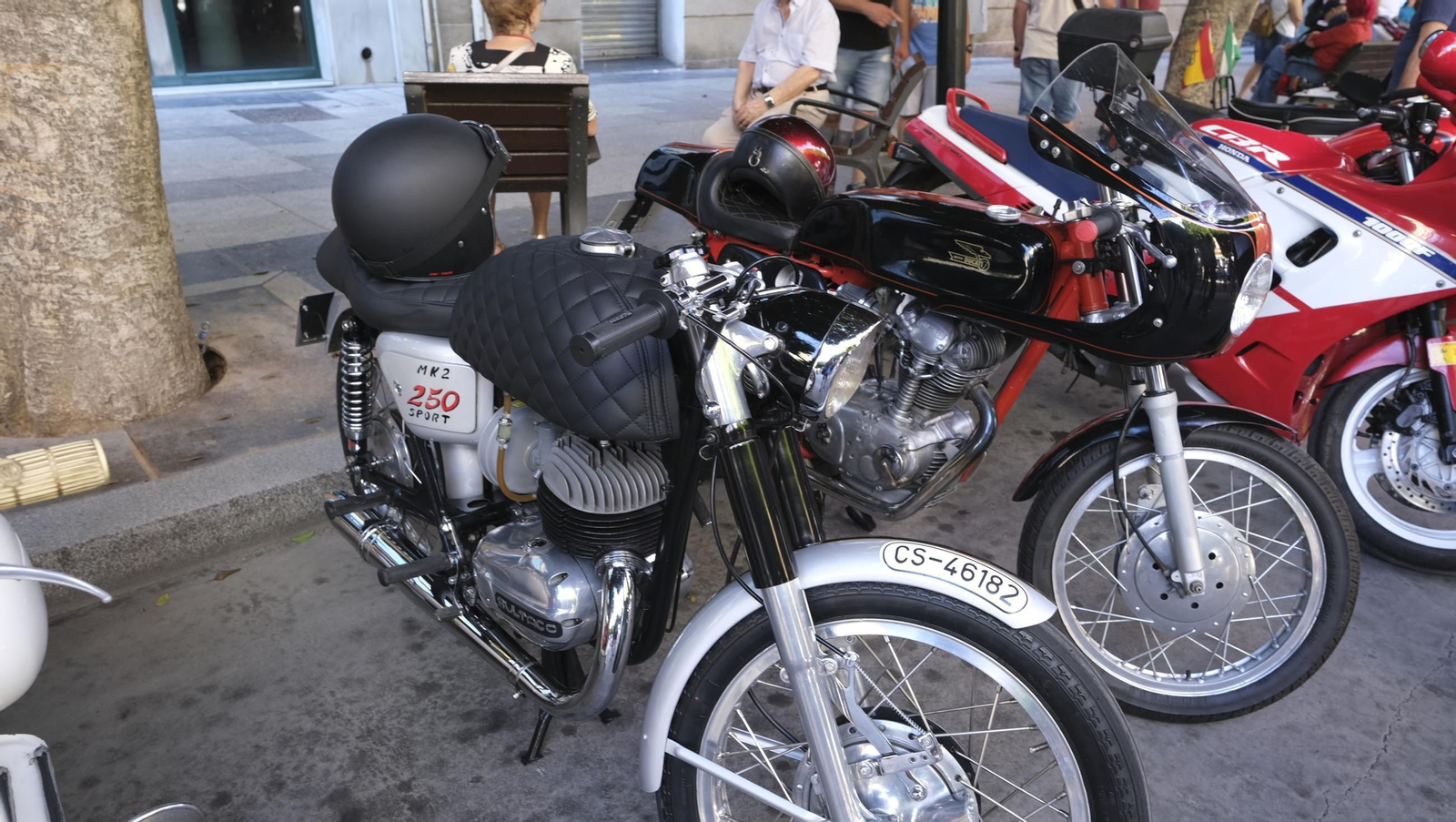 Exposición de Motos Antiguas de la Feria de Almería, en imágenes