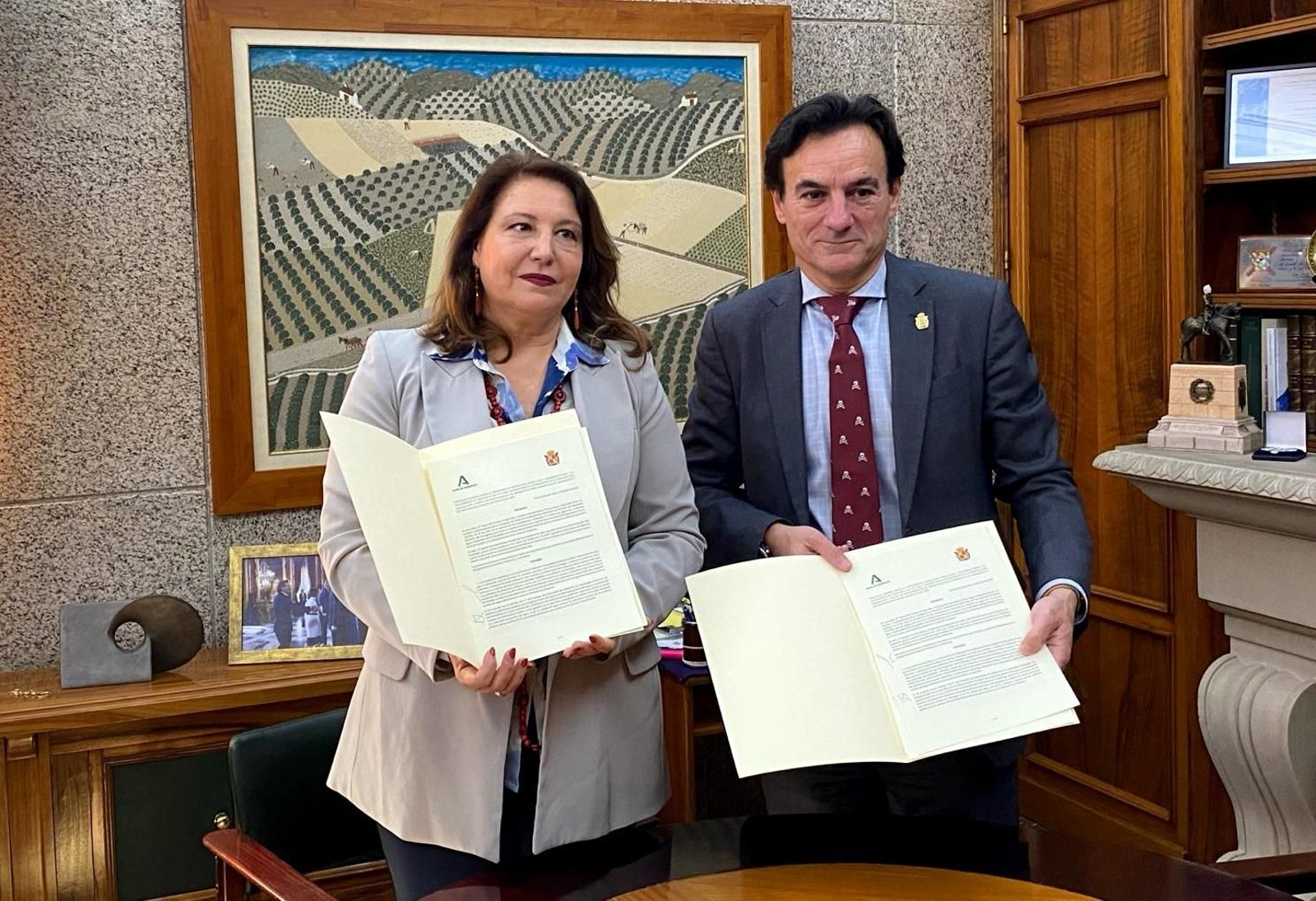 Firma del protocolo para el colector de Los Puentes entre Carmen Crespo y Agustín González.