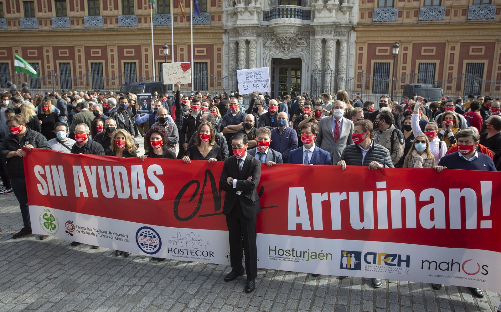 La manifestación de los hosteleros de Sevilla, en imágenes