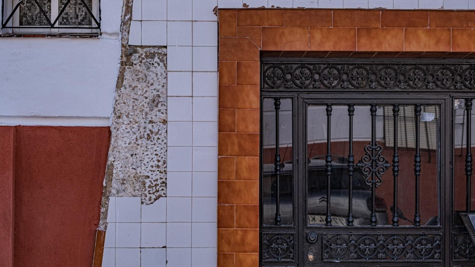 Imágenes de los bloques de la barriada Bazán de San Fernando, rehabilitados o no