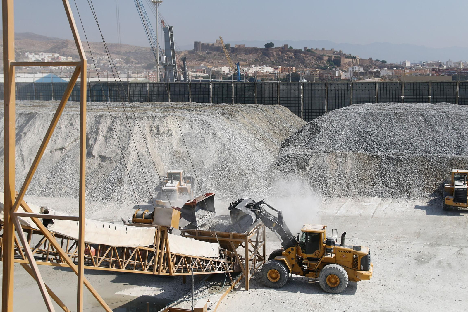Así se carga en grandes barcos el yeso de Almería para exportarlo al extranjero