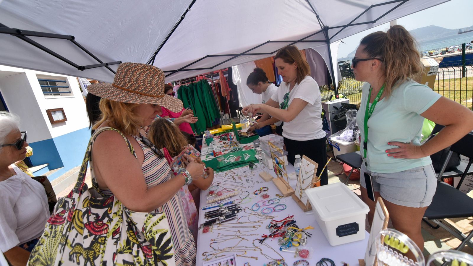 Las fotos del outlet solidario en Getares