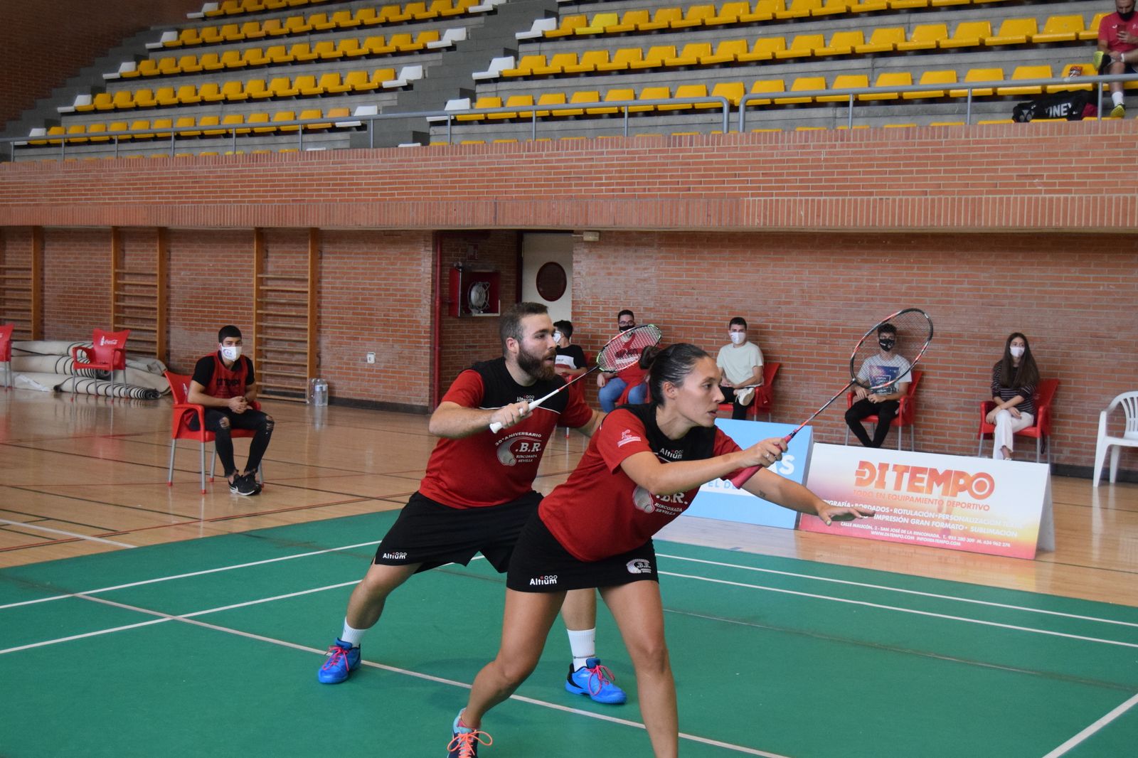Jaume Pérez y Laura Molina, en un partido de dobles mixto del Rinconada.