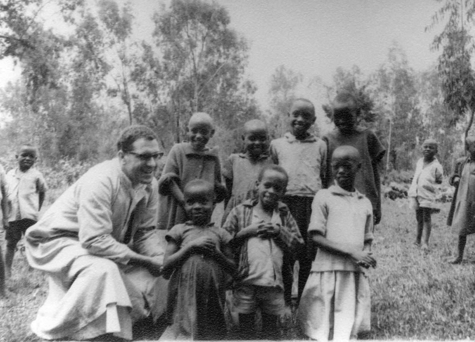 1. Fray Juan Carlos Mancebo, el querido mercedario hoy en día párroco del Corpus Christi en el barrio de Picadueñas, celebrando Eucaristía en los campos de Ruanda. 2. Fray Mateo Goyenaga en el año 1969 en las misiones mercedarias en Burundi. 3. El misionero de la Merced fray Emilio Aguirre con un grupo de niños ruandeses en plena misión.