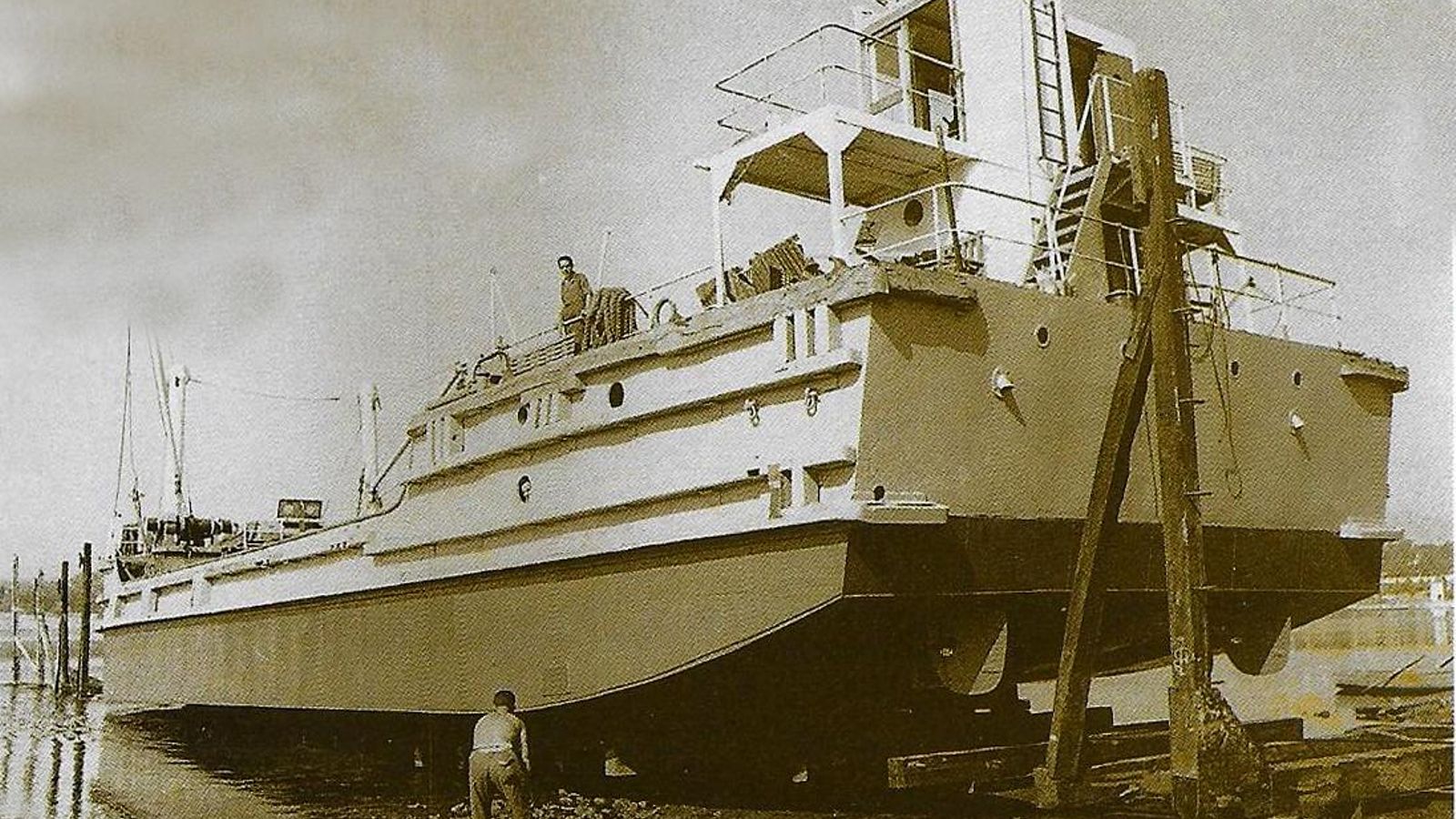 La barcaza 'Caracola', antigua lancha de desembarco del ejército norteamericano, en el varadero de la Isla Verde. Año 1965.