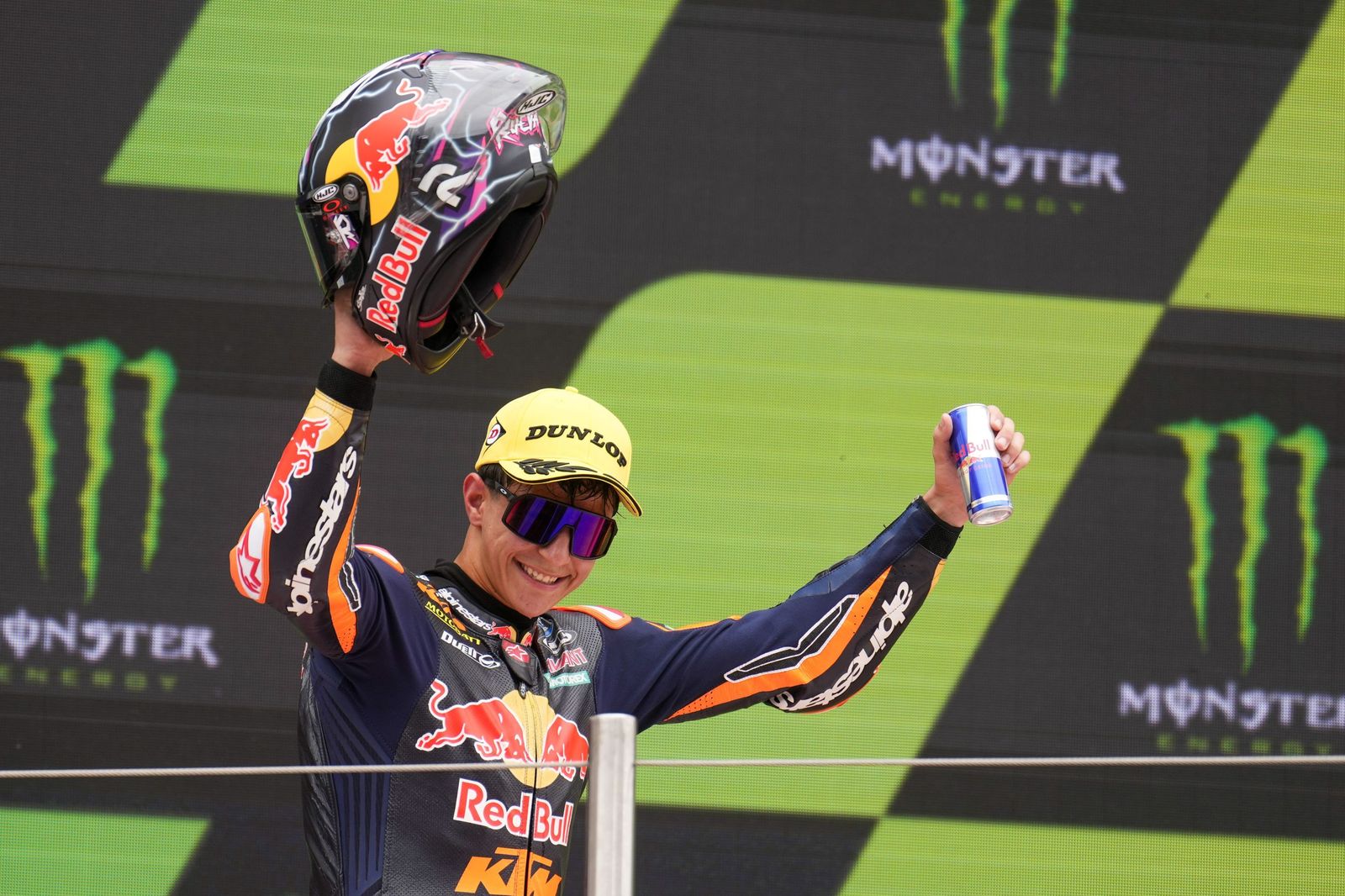 Las cariñosas fotos de Piqué, Clara Chía en el Mundial de Motos en Montmeló