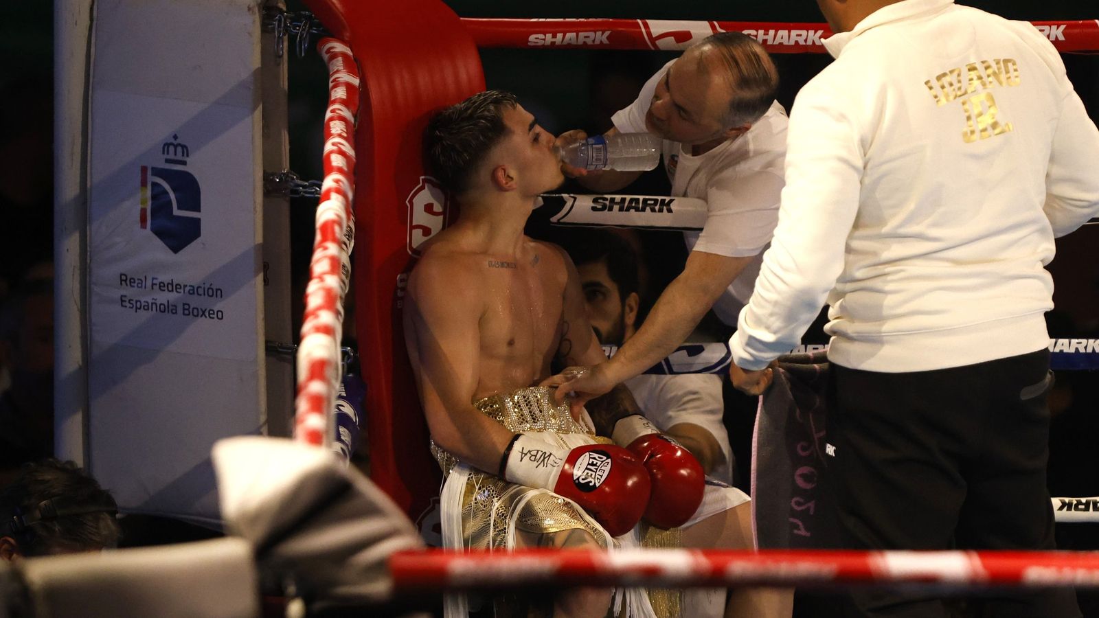 Rafael Lozano refresca a Rafa Lozano Jr antes del último asalto del combate ante Kervin Romero.