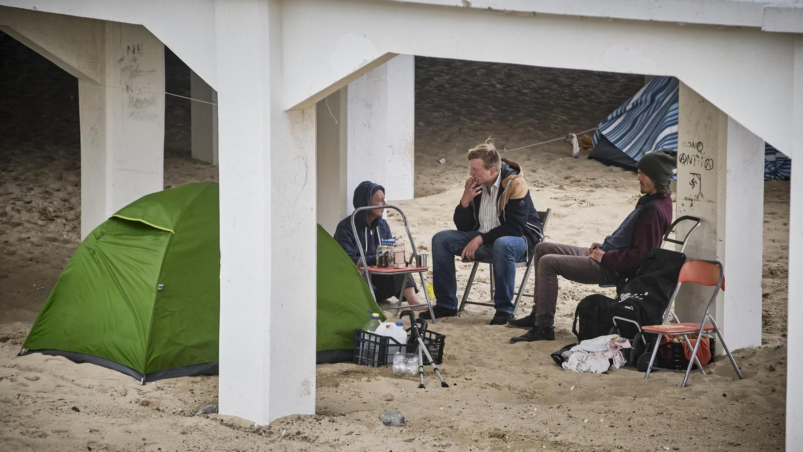 Un grupo de personas, acampadas ayer mismo bajo el Balneario de La Palma, en la playa de La Caleta.