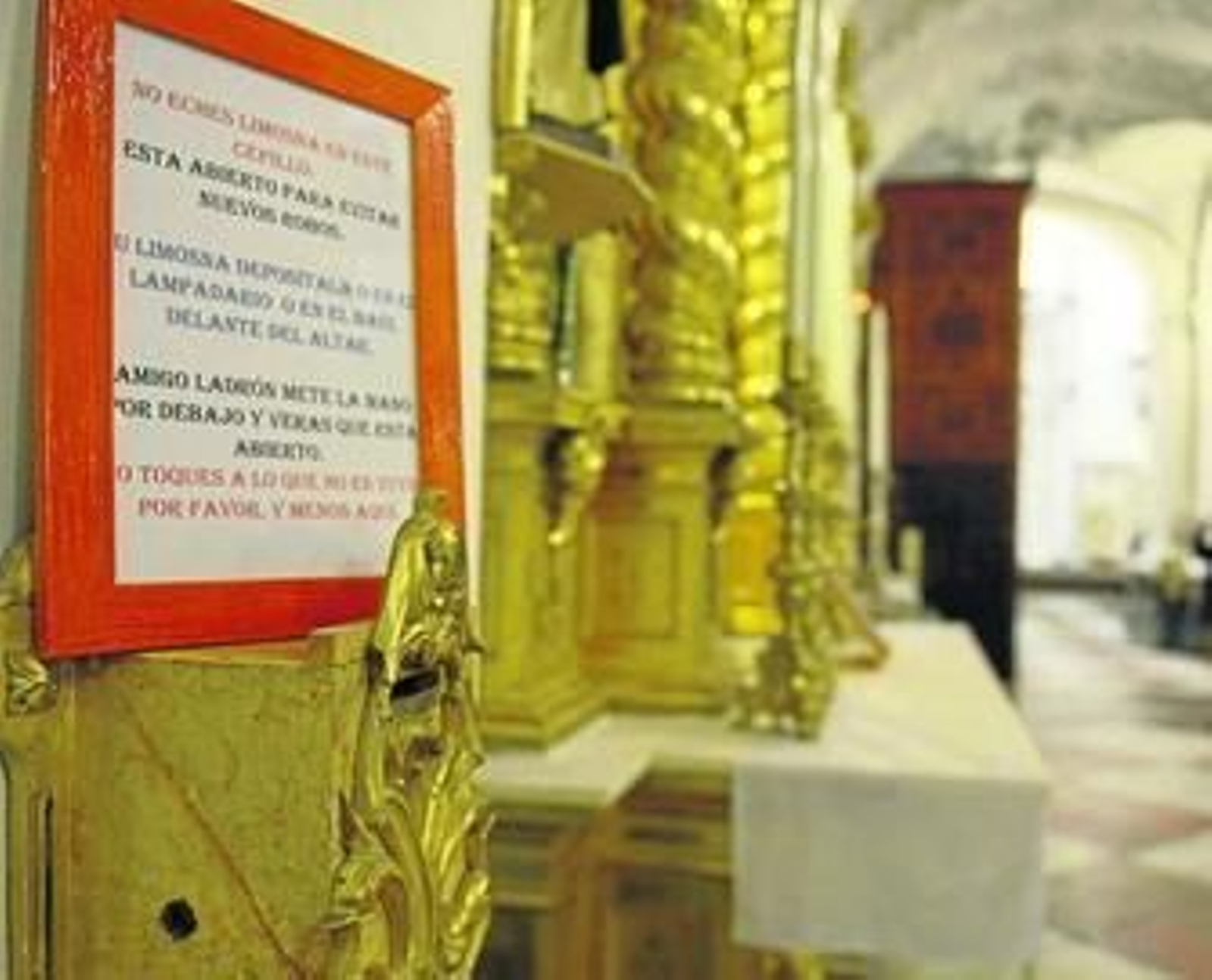 Letrero que colocaron en los cepillos de Santo Domingo después de varios robos para disuadir a sus autores.